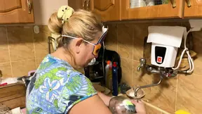Hot blonde milf Zara Charm washes dishes in the kitchen while topless and