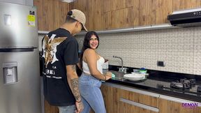 follo el culo gordo de mi vecina en la cocina mientras su esposo esta afuera en su fiesta de cumpleanos