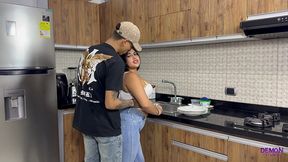 follo el culo gordo de mi vecina en la cocina mientras su esposo esta afuera en su fiesta de cumpleanos