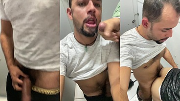Suruba gay sem camisinha com homens gozando no banheiro público - Part01