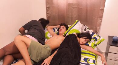 La cornuda de mi novia no sabe que yo me follo a escondidas a su amiga