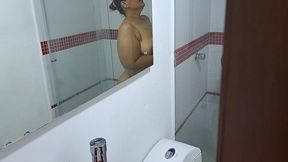 interrumpo la ducha de mi madrastra, mi polla se pone dura al ver su cuerpo desnudo. parte 1. que rico chupa