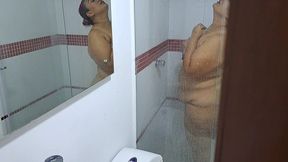 interrumpo la ducha de mi madrastra, mi polla se pone dura al ver su cuerpo desnudo. parte 1. que rico chupa