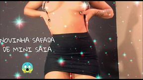 Novinha Safada Se Exibindo de micro saia, Rebolando Gostoso e mostrando os peitos para voce GOZAR |