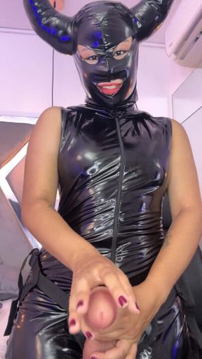 ¡Lubrica bien ese culo! Que mi strapon está listo para tu culo 😈😈