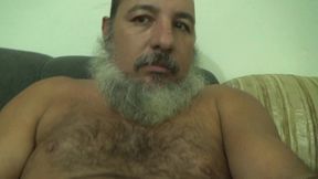 homem rustico mostrado o cacete duro e batendo uma punheta falando besteiras ate gozar!