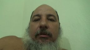 homem rustico mostrado o cacete duro e batendo uma punheta falando besteiras ate gozar!