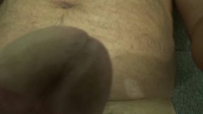 homem rustico mostrado o cacete duro e batendo uma punheta falando besteiras ate gozar!