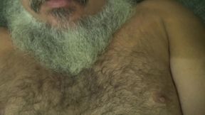 homem rustico mostrado o cacete duro e batendo uma punheta falando besteiras ate gozar!