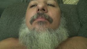 homem rustico mostrado o cacete duro e batendo uma punheta falando besteiras ate gozar!