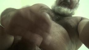 homem rustico mostrado o cacete duro e batendo uma punheta falando besteiras ate gozar!