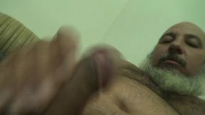 homem rustico mostrado o cacete duro e batendo uma punheta falando besteiras ate gozar!