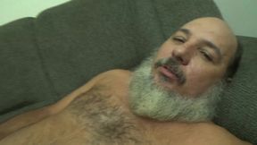 homem rustico mostrado o cacete duro e batendo uma punheta falando besteiras ate gozar!