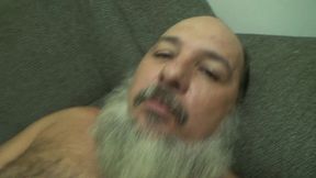 homem rustico mostrado o cacete duro e batendo uma punheta falando besteiras ate gozar!