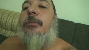 homem rustico mostrado o cacete duro e batendo uma punheta falando besteiras ate gozar!