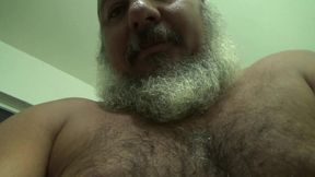 homem rustico mostrado o cacete duro e batendo uma punheta falando besteiras ate gozar!