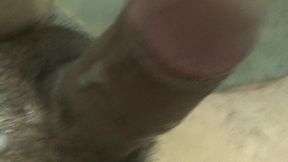 homem rustico mostrado o cacete duro e batendo uma punheta falando besteiras ate gozar!