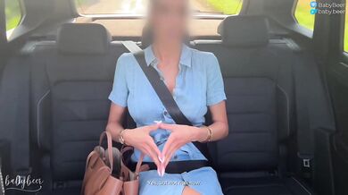 Une fille sexy aux gros seins ne peut pas payer le taxi, se fait baiser durement et avale son sperme