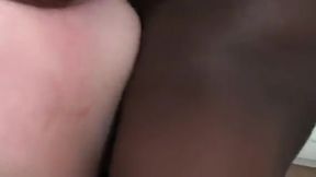 Une mamie prise par deux blacks