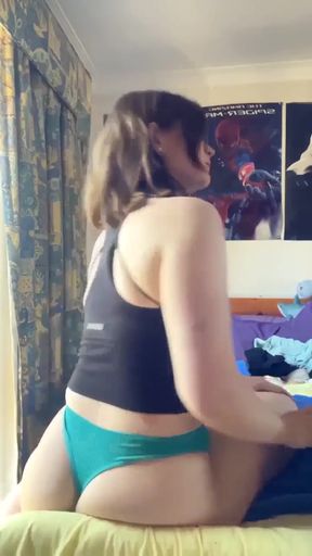 Curvy trans amateur shows off her ass