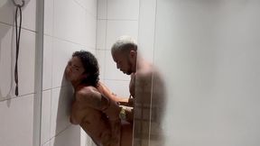 casal apaixonado faz sexo no chuveiro