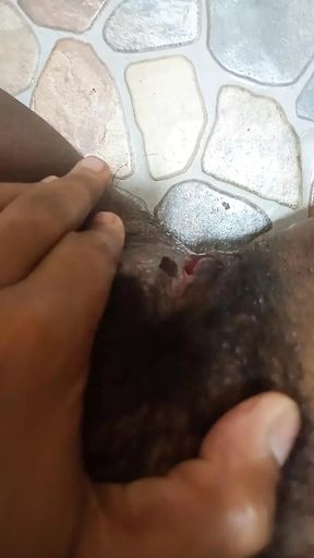 Indian aunt masturbates with her fingers and twerks