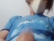 Joven se se toca su cosita dulcemente