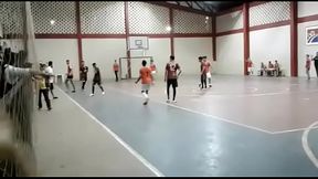 caneta por de baixo do periquito do jogador -jogos internos