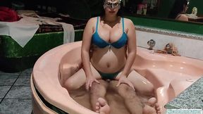 cornudo graba a su esposa teniendo sexo con su ex novio en el jacuzzy / esposa muy caliente y tetona se lo traga todo y folla riquisimo / parte 2 / nicolelondrawer / leandrozimmer