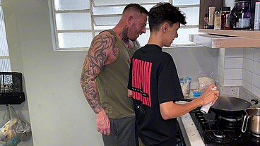 ESTAVA NA CASA DO BOY E ELE ME FUDEU NA COZINHA