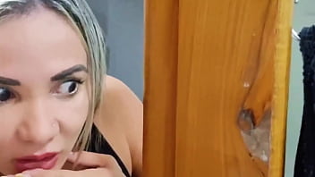 Estava no banho a madrasta me espionou para chupar meu pau