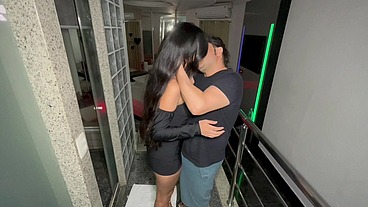 SAIU DA BALADA DIRETO PRA UMA FODA , ESSA MORENA É UMA DELICIA CHUPEI MUITO ELA