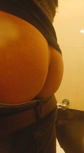 Show ass in public