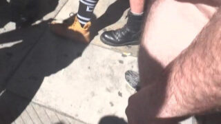 Adegan awam panas twinks menghisap zakar segar dari pantat