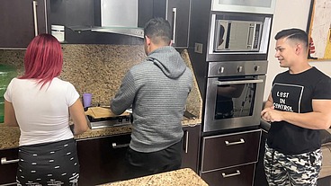 Esposa y su Marido Cocinando pero Ops su Amigo le Mete Mano a su Esposa al Lado de el que Descaro NTR Netorare