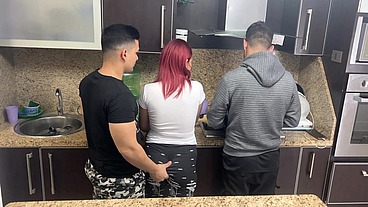 Esposa y su Marido Cocinando pero Ops su Amigo le Mete Mano a su Esposa al Lado de el que Descaro NTR Netorare