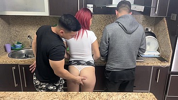 Esposa y su Marido Cocinando pero Ops su Amigo le Mete Mano a su Esposa al Lado de el que Descaro NTR Netorare