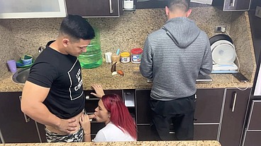 Esposa y su Marido Cocinando pero Ops su Amigo le Mete Mano a su Esposa al Lado de el que Descaro NTR Netorare