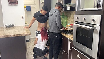 Esposa y su Marido Cocinando pero Ops su Amigo le Mete Mano a su Esposa al Lado de el que Descaro NTR Netorare