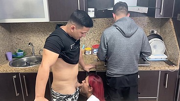 Esposa y su Marido Cocinando pero Ops su Amigo le Mete Mano a su Esposa al Lado de el que Descaro NTR Netorare