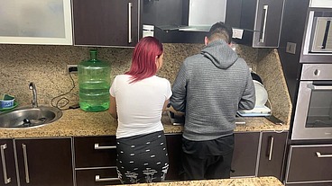 Esposa y su Marido Cocinando pero Ops su Amigo le Mete Mano a su Esposa al Lado de el que Descaro NTR Netorare