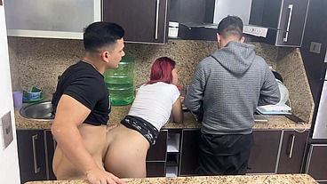 Esposa y su Marido Cocinando pero Ops su Amigo le Mete Mano a su Esposa al Lado de el que Descaro NTR Netorare