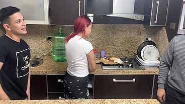Esposa y su Marido Cocinando pero Ops su Amigo le Mete Mano a su Esposa al Lado de el que Descaro NTR Netorare