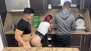 Esposa y su Marido Cocinando pero Ops su Amigo le Mete Mano a su Esposa al Lado de el que Descaro NTR Netorare