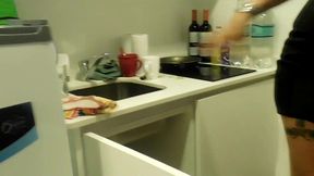 seduce , provoca y se coje al plomero