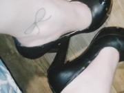 Lizzy spits on shoes