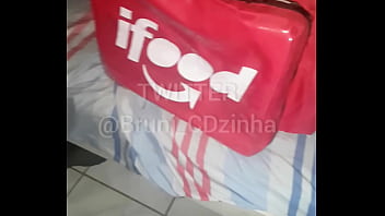 Olha o que esse entregador do ifood tarado fez comigo!! Fui receber a pizza de calcinha e ele acabou me comendo e gozando na minha boca ningu&eacute_m mais respeita Bruni Cdzinha n&eacute_? | Twitter: @Bruni CDzinha INSTAGRAM NA BIO