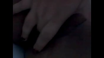 Peituda gostosa se masturbando