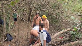 grupo de 20 homens e flagrado fazendo suruba ao ar livre no parque, sao paulo.