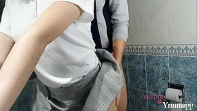 Me invita a la casa de sus abuelos despu&eacute_s de clases y mes follo en su ba&ntilde_o, me cojo a mi compa&ntilde_era en el ba&ntilde_o de sus abuelos mientras ellos comen